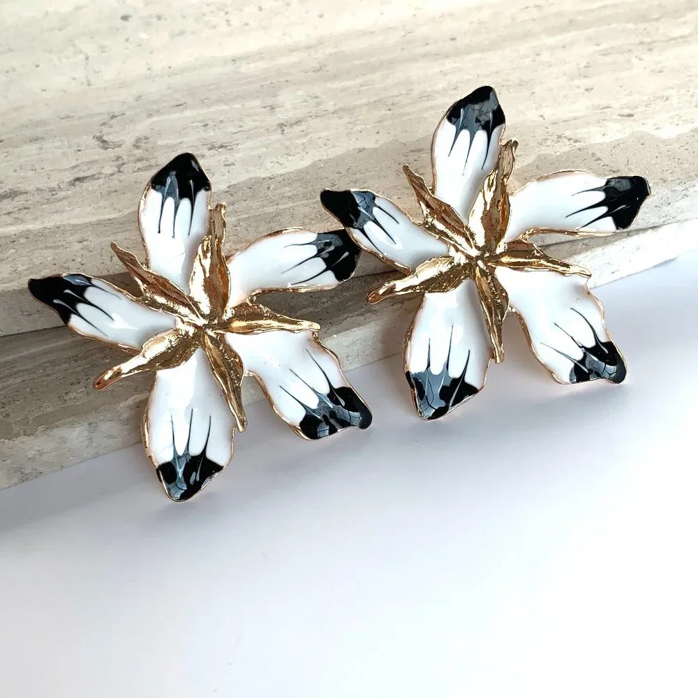 NEW ~ Anthropologie Black & White hand-painted Oversized Flower Earrings - Picture 1 of 8
